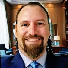 Airport staff are reportedly getting cash bonuses if they spot easyJet  passengers with oversized bags 🛍️ Read more: https://lnkd.in/e-SnQqAV