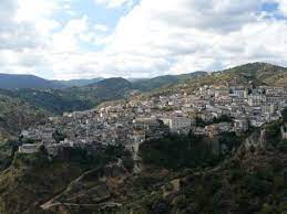 The name rossano is derived from the italian word rosso, which comes from the latin words rubius and rossius, which mean red. as a surname, rossano was originally a nickname for a person with red hair or a reddish complexion. Rossano Calabria Bild Von Rossano Corigliano Rossano Tripadvisor