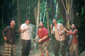Husin, mon dan jin pakai toncit in the village, husin reunites with the usual patrons of pak jabit's stall and everything seems to be as normal as it could be. Pengurus Mana Satukah Watak Watak Hantu Kak Limah Ini