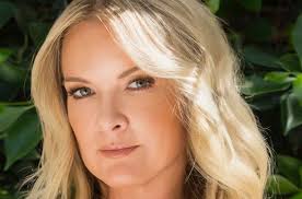 Amanda Moore's Instagram, Twitter & Facebook