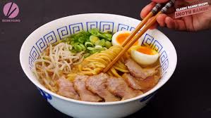 Cette recette est un grand classique des soupes ramen dégustées sur le pouce, souvent debout, dans des petites gargotes. The Best Ramen Recipe Video Seonkyoung Longest