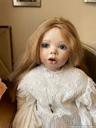 Фарфоровая кукла