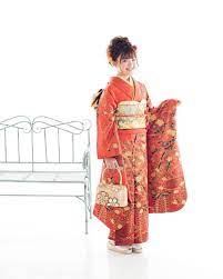 ママの振袖で迎える成人式 新作のような豪華さやレンタルのような派手さはない ですが お母様が残してくれた振袖には羽織るだけで感じられる温かさがあります 誰も着ていない振袖で迎える あなただけの成人 式 を皆様にお届けできたらと考えております 成人式