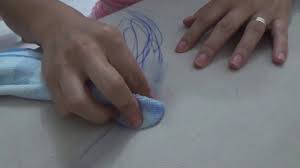 Saiba que existem algumas soluções caseiras que você pode utilizar para tirar manchas de caneta do couro. Como Tirar Tinta De Caneta Do Sofa Tecido Youtube