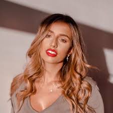 Paty Sánchez Flores ya tiene todo listo para su fiesta de pedida: será a  mediados de marzo, lucirá un vestido de Silvia Fernández Atelier y contará  con la familia Flores al completo |