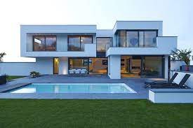 De moderne villa heeft intern een centraal blok, waarin zich het toilet, de trap, badkamer en berging bevinden, als spil in de woning. Villa Belice Lee Mir Moderne Pools Homify Belle Maison Moderne Maison Moderne Maison D Architecture