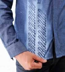 Jenis bahan denim satu ini memiliki sifat elastis dan lentur pada serat kainnya. Kain Denim
