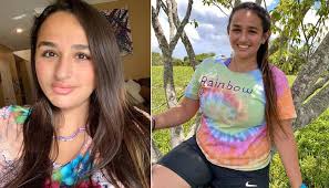 Jazz jennings, an american youtuber, and tv personality became the center of attraction after she became the youngest transgender woman who got publicly documented as transgender. Sel3pe7ajcdckm