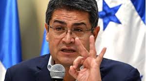 Juan Orlando Hernández expresó: "Aun seguimos preparando las bolsas con  comida para miles de Hondureños."