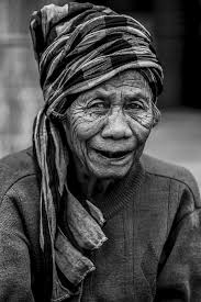 Black And White Old Woman Portrait Photography Old Lady In The Market Jpg 640 960 Pixels Black And White Portraits Old Faces Portrait