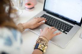 Tema bisnis memang tema yang selalu menarik dan menggugah siapa saja, tak terkecuali para netizen. Membidik 7 Niche Blog Yang Paling Diminati Oleh Blogger Wanita