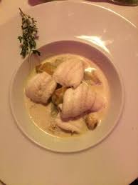 Situé sur l'île de la jatte, le restaurant est devenu aujourd'hui une brasserie italienne grâce à la cuisine authentique du chef giuseppe altilio. Filet De Sole En Nage Au Thym Citron Artichauts Violets Frais Picture Of Cafe La Jatte Le Restaurant Neuilly Sur Seine Tripadvisor