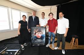 İyi ki varsın eren filmi şimdiden isminden söz ettirmeye başladı bile. Baskan Izzettin Yilmaz Eren Bulbul Un Hayatini Konu Alan Filmin Setini Ziyaret Etti Atayurt Gazetesi