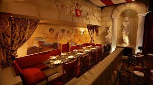 Mekarnya tiga bunga bangkai raksasa yang berjenis amorphopallus giga diendus pertama kali pada 13 september oleh maju bintang hutajulu dan santino gomes, dua polisi hutan (polhut) yang bekerja di balai besar konservasi sumber daya alam (bbksda) riau. Bunga Bunga Covent Garden West End