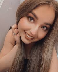 Sarah Dee's Instagram, Twitter & Facebook