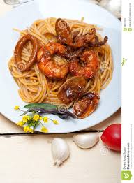 Nettoyer les calamars et les couper en morceaux. Pates Italiennes De Spaghetti De Fruits De Mer Sur La Sauce Tomate Rouge Image Stock Image Du Sauce Pates 68673575