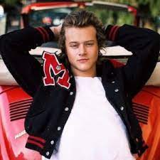 He has long dim light hair. Rudy Pankow Wiki Height Girlfriend Age Birthday Movies Eye Color Facts
