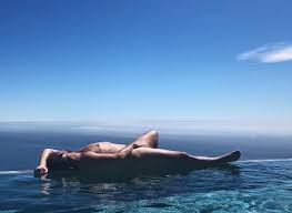 Laat stáán dat je iemand poedeltje naakt aan de zee zag liggen. Thierry Baudet Trekt Massaal De Aandacht Met Naaktfoto Eenvandaag