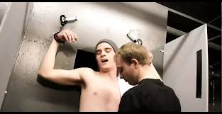 จ๊อคชายแท้โดนใส่กุญแจมือและดูดควย