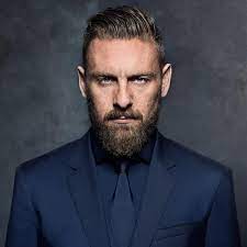 Per non essere riconosciuto, si è sottoposto a una lunga seduta di trucco e a qualche piccolo accorgimento con cappello, occhiali e parrucca. Daniele De Rossi S Ermanno Scervino Jeans Charitystars