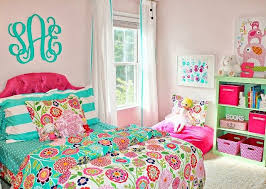 Love your frame with all the little pictures hanging with a clothespin!! Pin On Girl S Room