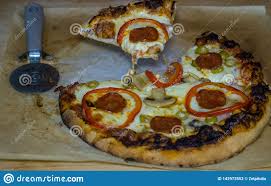 Certains magasins du réseau domino's pizza facturent des frais supplémentaires d'un montant maximum de 3,90 € ttc au titre des frais de livraison. Salami Fait Maison Chaud De Pizza Peperoncino Champignons De Paris Tranche De Fromage Meme De Pizza Mangeant De La Nourriture Photo Stock Image Du Closeup Doux 142973552