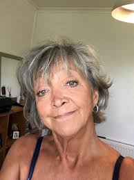 On the right was my former colour and the left is my colour now… which one  is the best!! ? Advice please 🙏