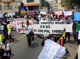 Repressão policial para o local da manifestação foram destacados agentes a cavalo e a brigada canina. Angola Jovens Manifestam Para Reclamar 500 Mil Empregos