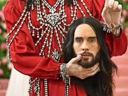 'clearly, jared leto visited the beach that makes you old,' @nikowl wrote, adding the hashtag #houseofgucci. Jared Leto Tragt Seinen Kopf Unterm Arm Die Schragsten Outfits Der Met Gala In New York