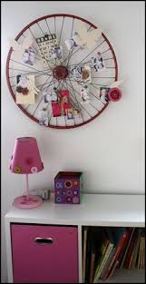 I Had The Hardest Time Finding A Bike Wheel But Finally Came Across One Painted The Wheel Red And Used Old Clothes Pins Painte Idees De Decor Deco Idee Deco