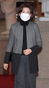 연합뉴스 4월 서울시장 보궐선거 출마를 선언한 나경원 전 미래통합당(현 국민의힘) 원내대표는 15일 후보 일부만 예능에 출연하는 건 불합리하다는 일각의 지적에 대해 이재명 경기도지사는 성남시장일 때 11번 예능 출연하셨다고 맞받았다. ì „ë¬¸ ë‚˜ê²½ì› ì„œìš¸ì‹œìž¥ ì¶œë§ˆ ìžƒì–´ë²„ë¦° ìžìœ  ë¯¼ì£¼ì£¼ì˜ ë˜ì°¾ê² ë‹¤ ì•„ì£¼ê²½ì œ