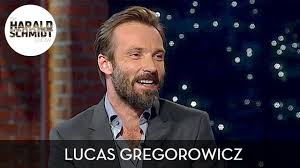 Gregorowicz was born in london and lived there for ten years before his family moved to bochum, where he studied at the schauspielschule bochum from 1996 to 2000. Lucas Gregorowicz Uber Seine Geburt In London Die Harald Schmidt Show Sky Youtube