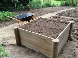 Ah, le plaisir de posséder ses propres plants de tomates et de frimer en servant à vos amis les fraises de votre jardin ! Potager En Carre Tuteurs En Robinier Carres Pointes Tuteur Ideal Pour Tomates Dans Le Potager Bio