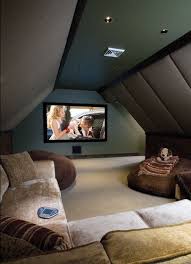 25 Pieces Specialement Concues Pour Faire Le Bonheur Des Geeks Salle De Cinema Maison Cinema Maison Deco Maison