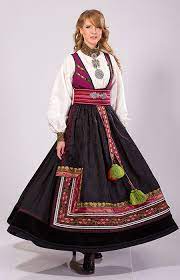 Nakrycie głowy, zwane skaut , jest noszone przez zamężne kobiety z hardanger. Beltestakk From Ost Telemark Telemark Norway This Bunad Have Many Variations You Have A Lot Of Different Choices In This Buand And Almost No One Brudepike