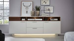 Wieso Immer Alle Bilder An Die Wand Hangen Du Kannst Sie Auch Wunderbar Auf Dem Sideboard Abstellen Wie Hier Bei Einrichtungstipps Mobel Wohnzimmer Sideboard
