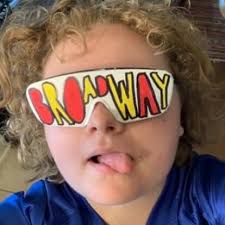 Wassup y'all my name Darius but everybody calls me Dizzy I'm committed to  MU for football in the fall im a content creator too I love making new  friends and love being