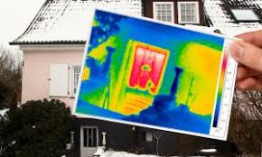 Es stellt unterschiedliche oberflächentemperaturen in entsprechenden farben dar und dient z.b. Thermografie Mithilfe Von Warmebildern Warme Lecks Am Haus Erkennen
