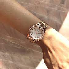 guess bayan kol saati gugw0033l3 gunduz saat en son moda trendleri urunler koltuklar