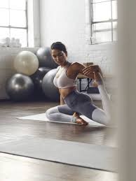 Classes consist of a fixed sequence of 26 postures, practised in a room heated to 105 °f (41 °c) with a humidity of 40%, intended to replicate the climate of india. Bequem Und Kuhlend Tipps Fur Die Richtige Kleidung Fur Hot Yoga Nike De