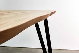 Poncez la table avant application à l'aide d'une éponge abrasive, toujours dans le sens des fibres du bois. Entretenir Et Proteger Sa Table A Manger En Bois Massif Nos Conseils Blog De L Ameublier