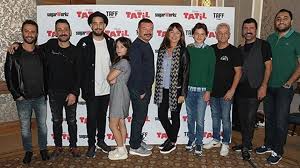 Görevimiz tatil filmi izle hikayemiz dört ferdi bulunan mutlu ailesinin başından geçen olayları anlatmaktadır. Zafer Algoz Kadin Komedyen Yetismiyor Gorevimiz Tatil Ntv