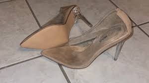 摧毁并射精她透明的高跟鞋。