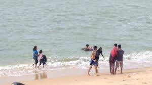 Pantai ini terletak tepatnya di singkawang yang merupakan daerah yang ada di kalimantan barat. Hari Pertama Tahun Baru Masyarakat Serbu Destinasi Wisata Pasir Panjang Singkawang Halaman 2 Tribun Pontianak