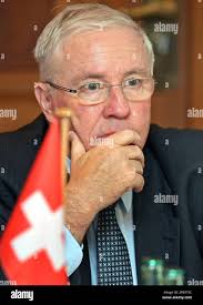Der Schweizer Justizminister Christoph Blocher sitzt am Dienstag, 4. Sept.  2007, neben seiner Landesfahne in Weimar beim Treffen der Innenminister aus  Deutschland, Liechtenstein, Oesterreich und der Schweiz. (AP Photo/Eckehard  Schulz)--- Switzerland's ...