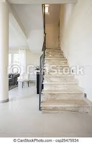 Wenn sie einen treppenbau planen, müssen sie auch die treppe berechnen: Riesig Innenseite Wohnung Treppe Treppe Riesig Innenseite Wohnung Modern Canstock