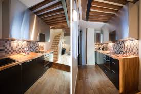 Grande cuisine équipée de nombreux rangements muraux de style rétro noir mat. Mobilier Noir Et Plan De Travail En Bois