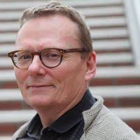 دارل هاف نویسنده کتاب چگونه با آمار دروغ بگوییم