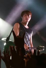 Bateristsiz birkaç canlı performans sonrası müzik akademisi esp'den tanıdıkları bir öğretmenin önerisiyle kendi yaşlarında bir çocukla shinjuku i̇stasyonu önünde buluşmaya giderler. Toru Yamashita Wikipedia