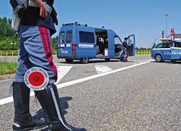 Sono immagini che sembrano prese da un film d'azione e invece è la realtà.la guardia giurata alla guida di questo portavalori è riuscita a sventare un. Rapina Da Film Sulla A14 Attaccato Un Portavalori Oltre Il Fatto
